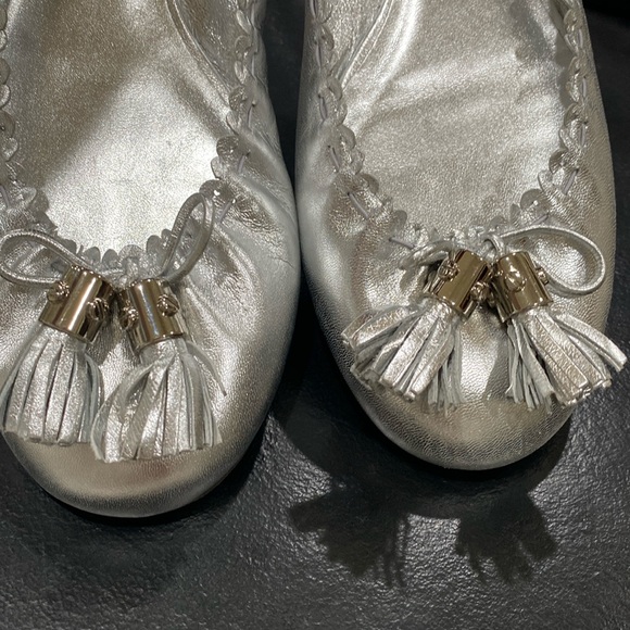 TORY BURCH SILVER LEATHER BALLET FLATS SHOES FESTIVE TASSELS FRONT SIZE 11 NEW - Picture 4 of 16